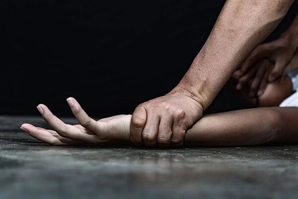 Com ciúmes, homem arranca e engole parte da boca da companheira