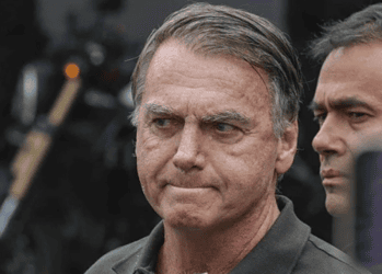 "Bolsonaro pode morrer de um dia para o outro", afirma Mourão 4 Mourão sobre Bolsonaro: "É outro que, qualquer coisa… O Bolsonaro é aquele cara que anda no fio da navalha, pode morrer de um dia pro outro" - (crédito: Platobr Politica)