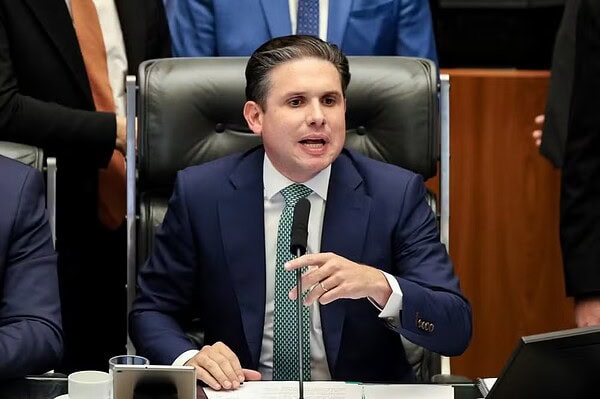 Câmara aprova projeto que reduz penas de Bolsonaro e condenados por tentativa de golpe