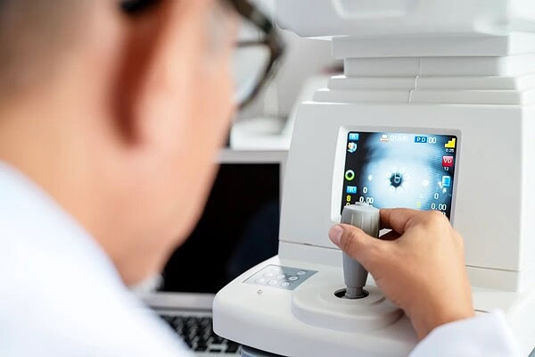 Chip restaura visão de pessoas com degeneração causada pela idade