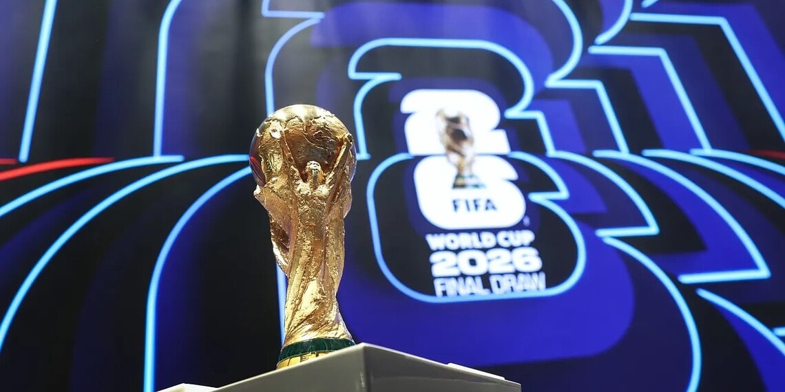 IAs definem possível seleção campeã da Copa do Mundo 2026; saiba qual 1 Taça da Copa do Mundo no sorteio em Washington • Michael Regan - FIFA/FIFA via Getty Images