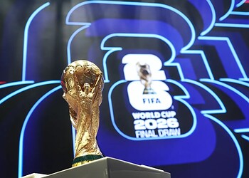 IAs definem possível seleção campeã da Copa do Mundo 2026; saiba qual 4 Taça da Copa do Mundo no sorteio em Washington • Michael Regan - FIFA/FIFA via Getty Images