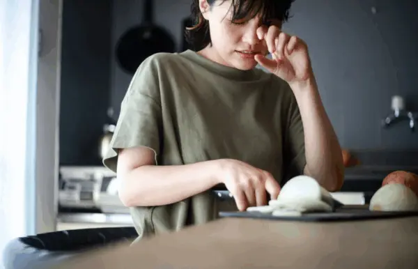 Entenda por que cortar cebola faz chorar e como aliviar o ardor