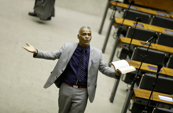 Deputado “ex-gay” propõe Dia Nacional do Orgulho Hétero