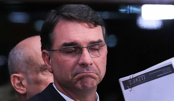 Flávio Bolsonaro põe candidatura presidencial em negociação: 'Tenho um preço'