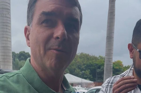 Flávio Bolsonaro diz que candidatura "tem possibilidade de não ir até o fim"