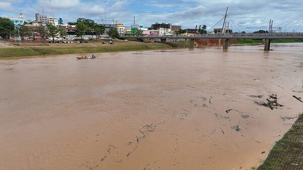 Após mais de 70 milímetros de chuva, nível do Rio Acre volta a subir em Rio Branco