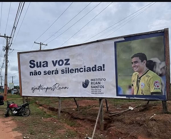 Caso Ruan: Pai de jovem morto em acidente instala outdoors e acorrenta moto como protesto por justiça