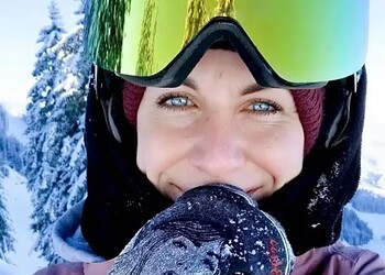 Mulher tirou última foto em montanha gelada antes de ser 'abandonada para morrer' pelo namorado 1 Kerstin Gurtner no pico mais alto da Áustria pouco antes de ser 'abandonada para morrer' — Foto: Reprodução