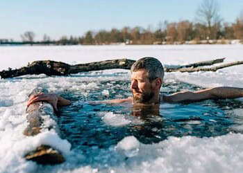 Os seres humanos adultos, no entanto, encontraram outras formas de se aquecer — ligando o aquecimento, se enrolando em cobertores grossos ou usando casacos mais quentes - (crédito: Getty Images)