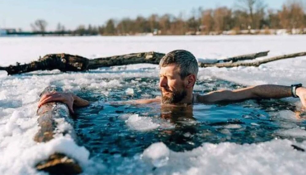 Os seres humanos adultos, no entanto, encontraram outras formas de se aquecer — ligando o aquecimento, se enrolando em cobertores grossos ou usando casacos mais quentes - (crédito: Getty Images)