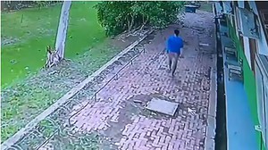 VÍDEO: Assaltante armado invade escola, agride estudante e foge; polícia analisa imagens para identificá-lo 1 VÍDEO: Assaltante armado invade escola, agride estudante e foge; polícia analisa imagens para identificá-lo