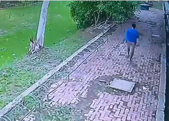 Assaltante armado invade escola, agride estudante e foge; polícia analisa imagens para identificá-lo