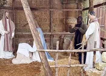 Homem fugindo da polícia se disfarça de estátua em presépio natalino 1 Foto: Reprodução/X