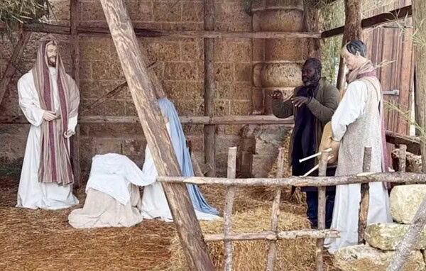 Homem fugindo da polícia se disfarça de estátua em presépio natalino