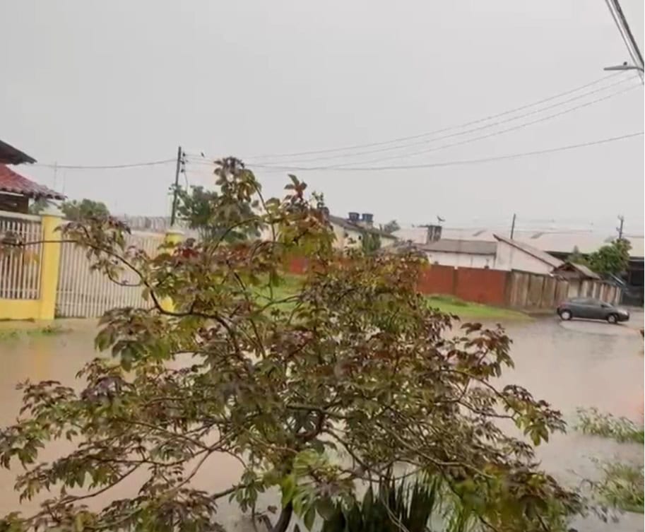 Chove em Rio Branco por 12 horas seguidas e famílias são retiradas de casas por risco de desbarrancamento 2 Chove em Rio Branco por 12 horas seguidas e famílias são retiradas de casas por risco de desbarrancamento