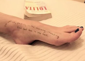 Citação de 'Lolita' em pé de mulher em mansão de Epstein e um exemplar da obra de Nabokov — Foto: Reprodução/House Oversight Committee