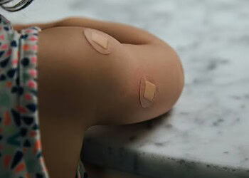 Criança com pequenos curativos — Foto: Polina Tankilevitch via Pexels