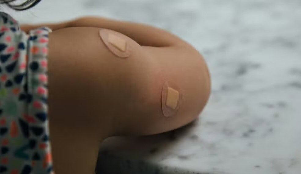 Criança com pequenos curativos — Foto: Polina Tankilevitch via Pexels