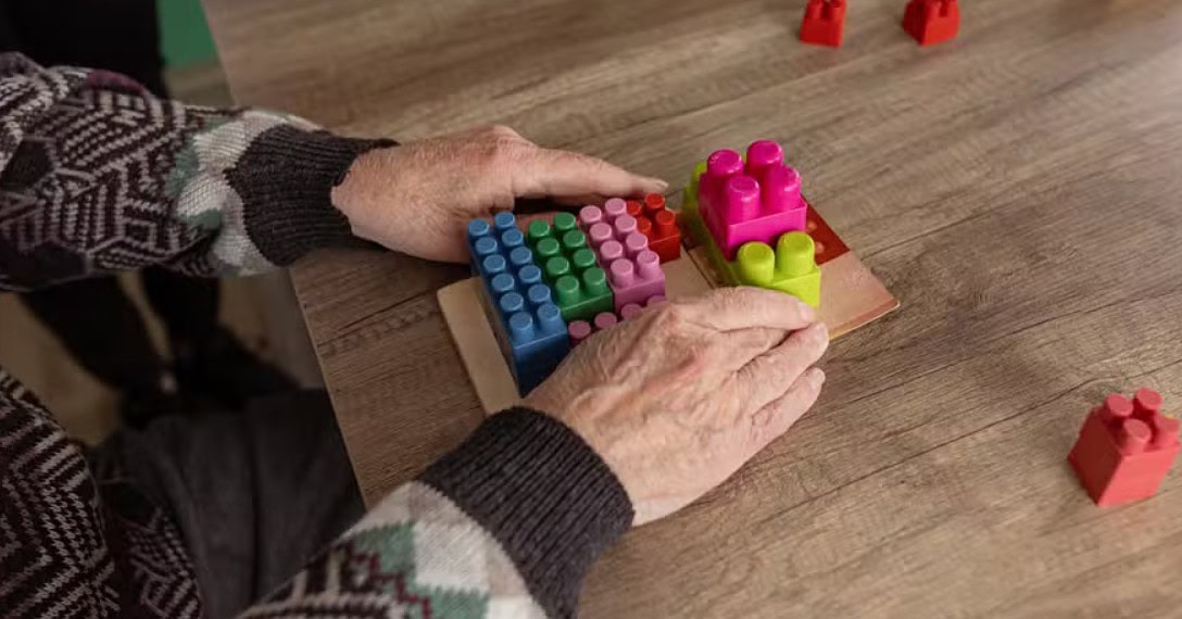 Exercitar a criatividade pode atrasar o envelhecimento cerebral, diz estudo 1 Estudo analisou o impacto do exercício da criatividade ao bom funcionamento cerebral durante a velhice — Foto: Getty Images