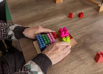 Exercitar a criatividade pode atrasar o envelhecimento cerebral, diz estudo 4 Estudo analisou o impacto do exercício da criatividade ao bom funcionamento cerebral durante a velhice — Foto: Getty Images