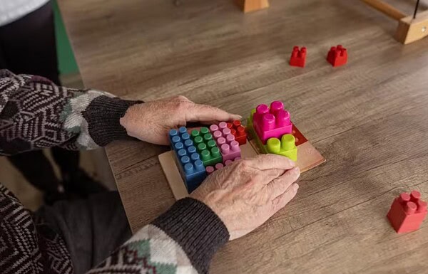 Exercitar a criatividade pode atrasar o envelhecimento cerebral, diz estudo