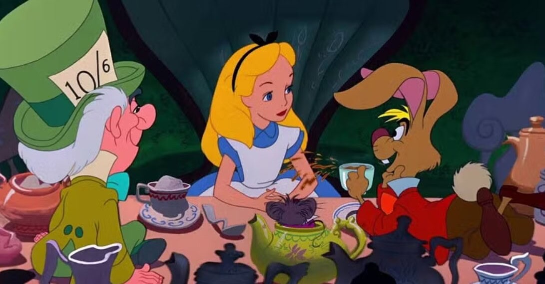 Alice em um trecho do filme da Disney (1951) — Foto: Divulgação/Disney