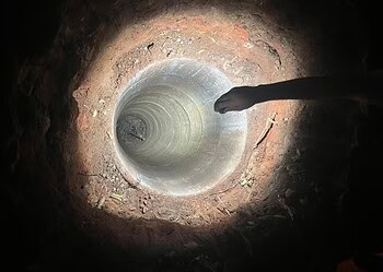 Adolescente é apreendida e namorado preso por suspeita de matar mãe da jovem 2 Polícia Civil e Corpo de Bombeiros retiraram tonel com corpo de mulher concretado no fundo do poço em São Gonçalo — Foto: Reprodução