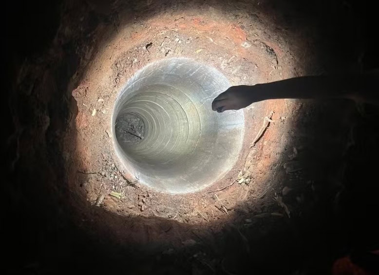 Adolescente é apreendida e namorado preso por suspeita de matar mãe da jovem 1 Polícia Civil e Corpo de Bombeiros retiraram tonel com corpo de mulher concretado no fundo do poço em São Gonçalo — Foto: Reprodução