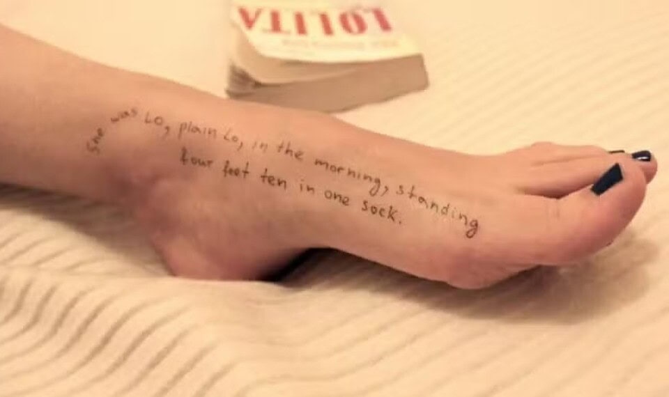 Citação de 'Lolita' em pé de mulher em mansão de Epstein e um exemplar da obra de Nabokov — Foto: Reprodução/House Oversight Committee