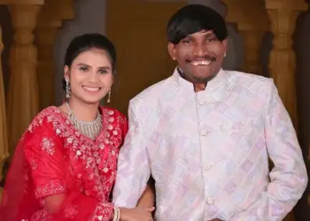 Acabou a esperança: homem considerado o mais bonito da Índia se casa