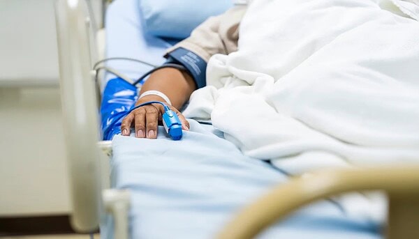 Mulher vai ao hospital com “cólicas menstruais” e acaba surpreendida