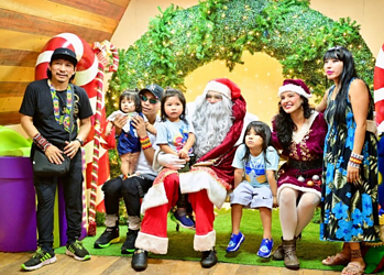 Casa do Papai Noel atrai centenas de crianças e anima noites natalinas no Palácio Rio Branco 2 Centenas de crianças passam todos os dias para tirar foto com o casal mais famoso do Polo Norte. Foto: Ingrid Kelly/Secom