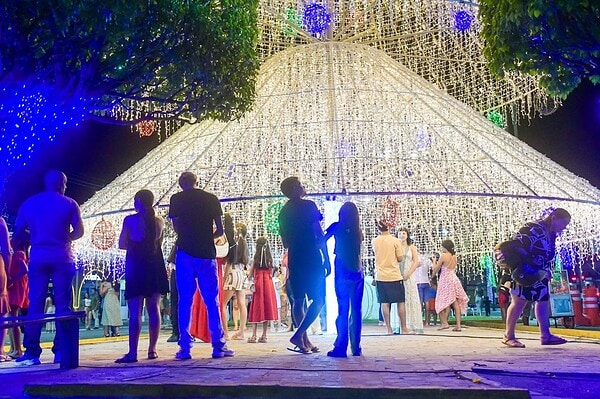 Mais de 2 milhões de lâmpadas iluminam o Natal em Cruzeiro do Sul; FOTOS