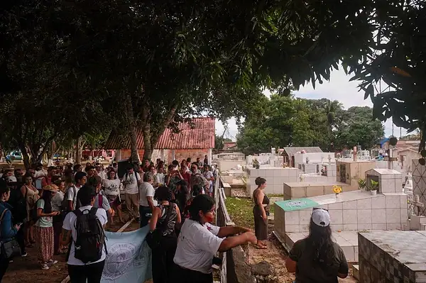 Em caminhada solene ao túmulo de Chico Mendes, ativistas dizem que assassinos "erraram o alvo" e o imortalizaram