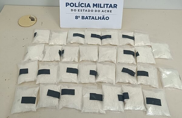 PM encontra 30 pacotes de pasta base de cocaína escondidos em matagal no Acre