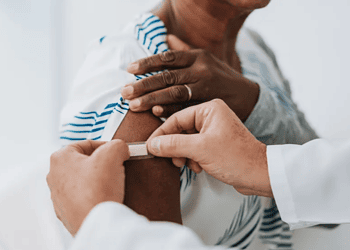 Existe vacina para gripe K? Saiba como se proteger 1 Foto: Vacina da gripe pode proteger contra casos graves de gripe K, segundo especialista • andreswd/GettyImages