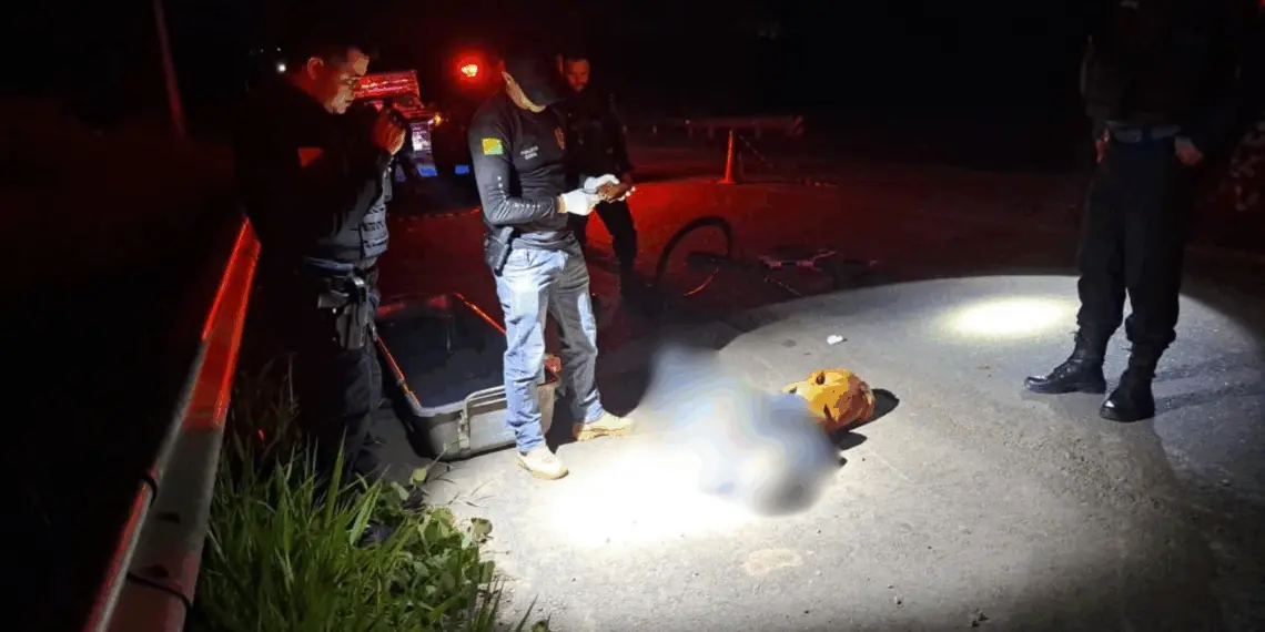 Homem é encontrado morto às margens da BR-317; cachorro da vítima permanecia ao lado do corpo