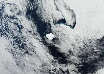 Imagem do satélite Sentinel-3 mostra o iceberg A23a cercado por blocos menores de gelo, indício de sua fragmentação no Atlântico Su - (crédito: Divulgação / Agência Espacial Europeia)