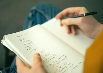 Por que o cérebro sabota suas promessas — e como virar o jogo em 2026! 2 Lista de resoluções de ano-novo: é importante não estabelecer muitas metas, sob o risco de frustração - (crédito: Pexels/Divulgação )