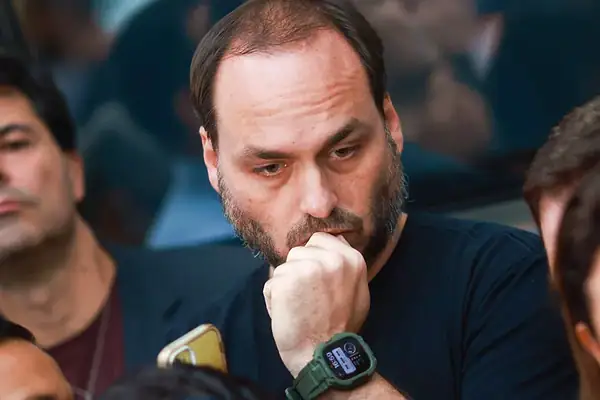 Carlos publica carta para Bolsonaro: “Sua história não termina aqui”