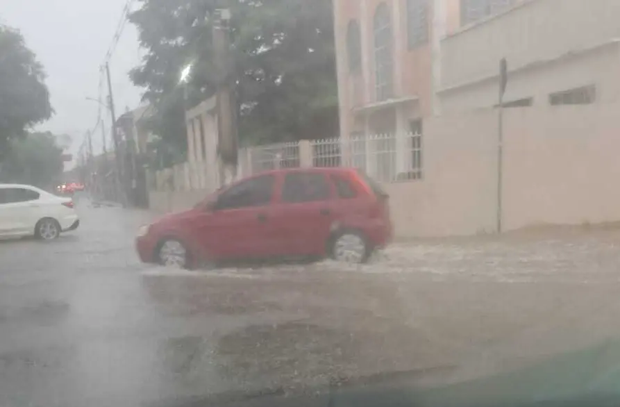 VÍDEO: Chuva de mais de 12 horas provoca vários pontos de alagamento em Rio Branco