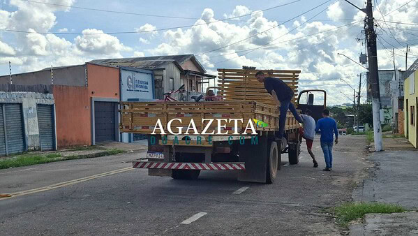 Homem de 57 anos fica ferido após ser atropelado por caminhão