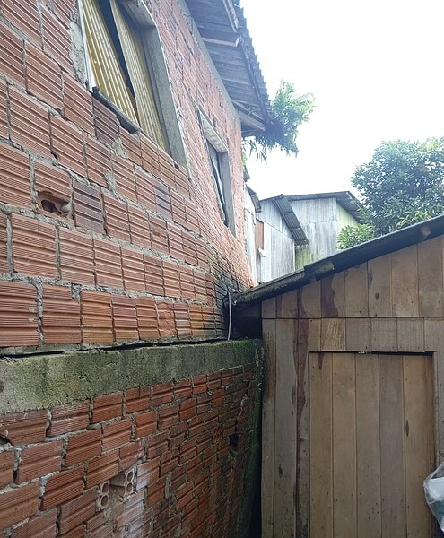 Após fortes chuvas, Defesa Civil remove famílias em áreas de risco em Cruzeiro do Sul; imóveis atingidos serão demolidos