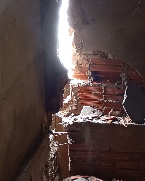 Após fortes chuvas, Defesa Civil remove famílias em áreas de risco em Cruzeiro do Sul; imóveis atingidos serão demolidos