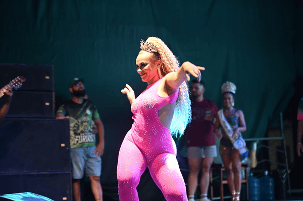 Lançamento do Carnaval 2026 anima Praça da Revolução na noite de sábado em Rio Branco; veja fotos