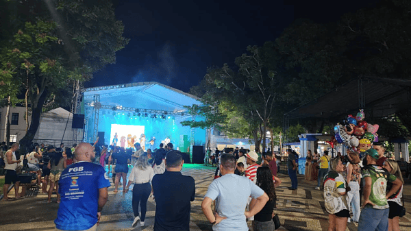 Lançamento do Carnaval 2026 anima Praça da Revolução na noite de sábado em Rio Branco; veja fotos