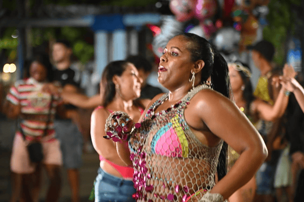 Lançamento do Carnaval 2026 anima Praça da Revolução na noite de sábado em Rio Branco; veja fotos