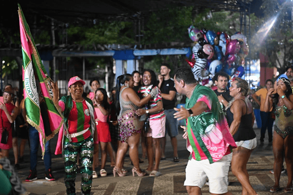 Lançamento do Carnaval 2026 anima Praça da Revolução na noite de sábado em Rio Branco; veja fotos