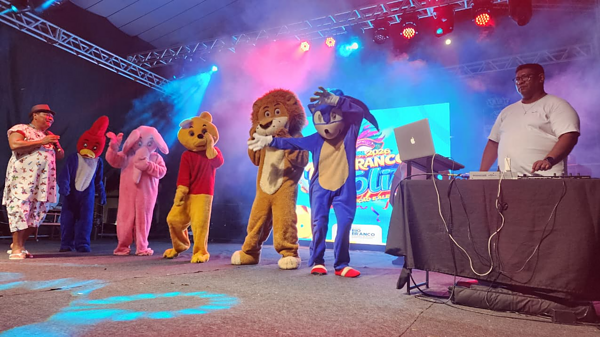 Lançamento do Carnaval 2026 anima Praça da Revolução na noite de sábado em Rio Branco; veja fotos